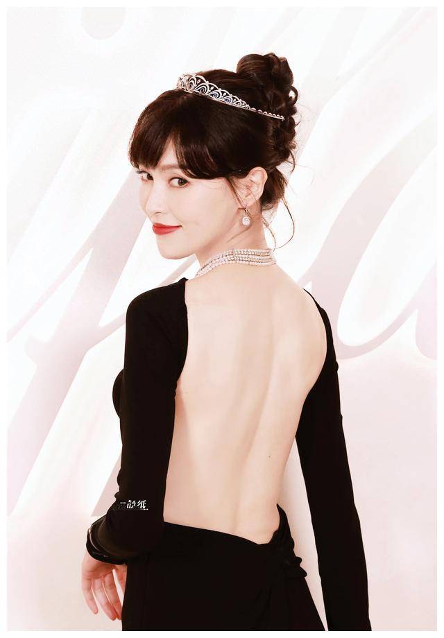 唐嫣演绎赫本公主风亮相品牌活动网友吐槽露背长裙