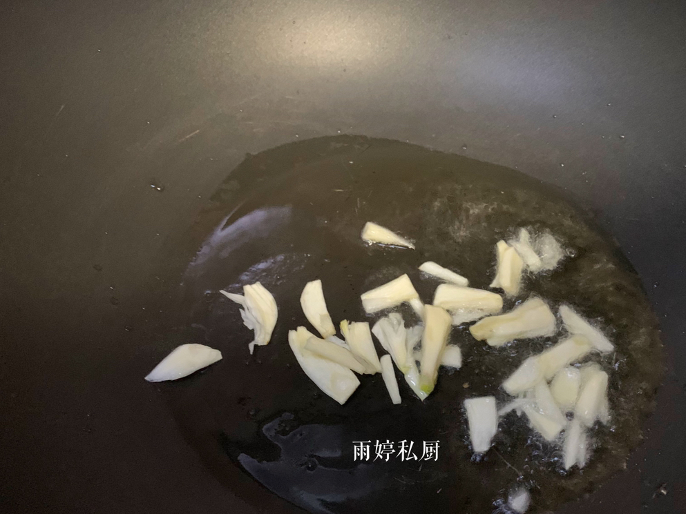 7,然后下入焯烫过的芦笋片翻炒均匀.8,加入黑木耳丝翻炒均匀.