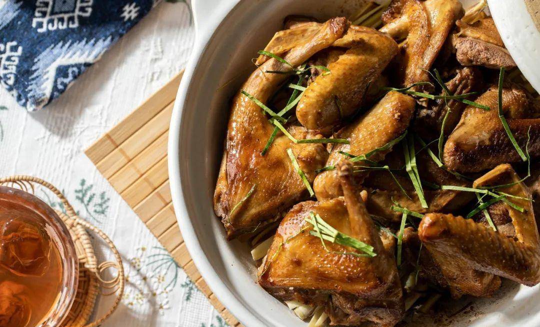 香茅啫乳鸽 -[ 食材 ]乳鸽3只 香茅8根 柠檬叶3片 红葱头5颗 姜1小