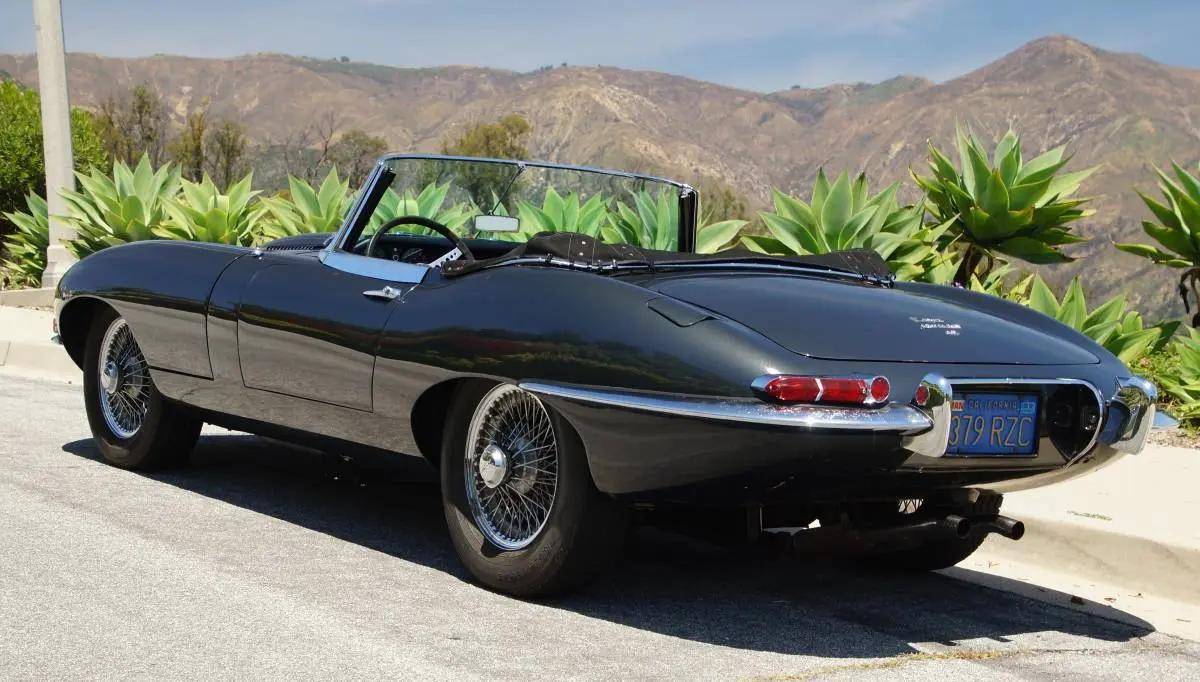 52年车龄 历经三次换手 经典捷豹e-type跑车拍出3.