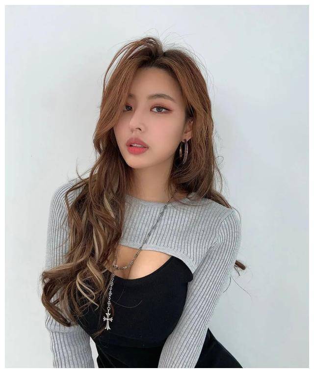 23岁韩国女神网络红人崛起清纯颜值丰腴身材职业超酷