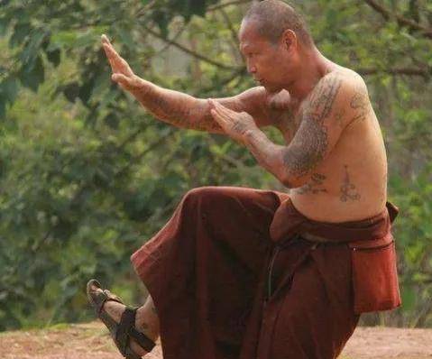 原创虎僧泰国和尚一人对抗40个毒贩只为保护孩子们不受毒贩侵害