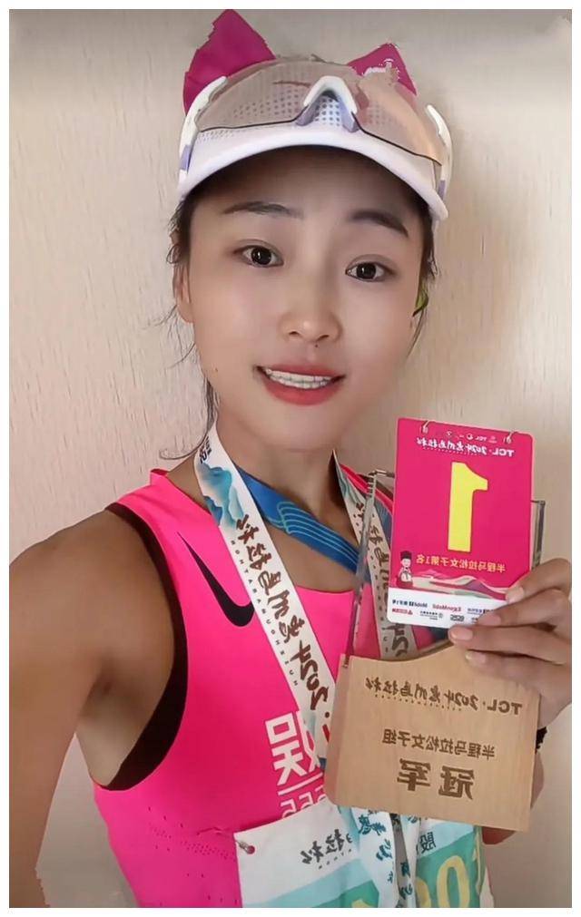 至于女子半程马拉松,被誉为"半马女神"的殷晓雨脱颖而出,号牌b1271,以