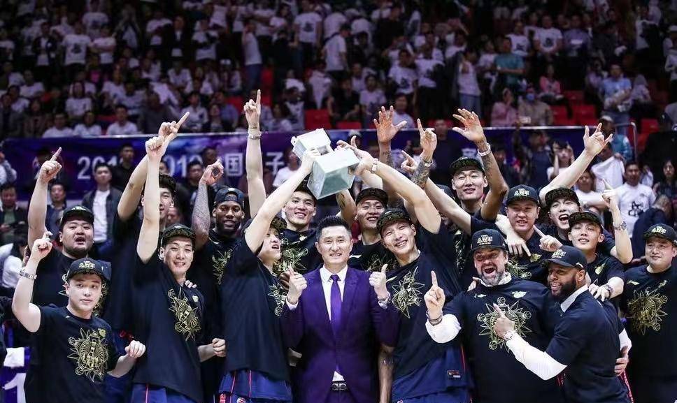 把榜眼晾在观众席吃雪糕都能夺冠,当年的广东宏远到底有多豪横?