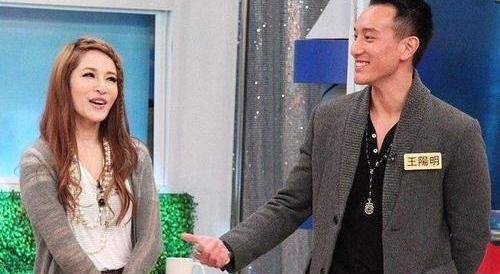 也就是在同一年,萧亚轩和王阳明的恋情被曝光,两个人谈恋爱的时候虽然