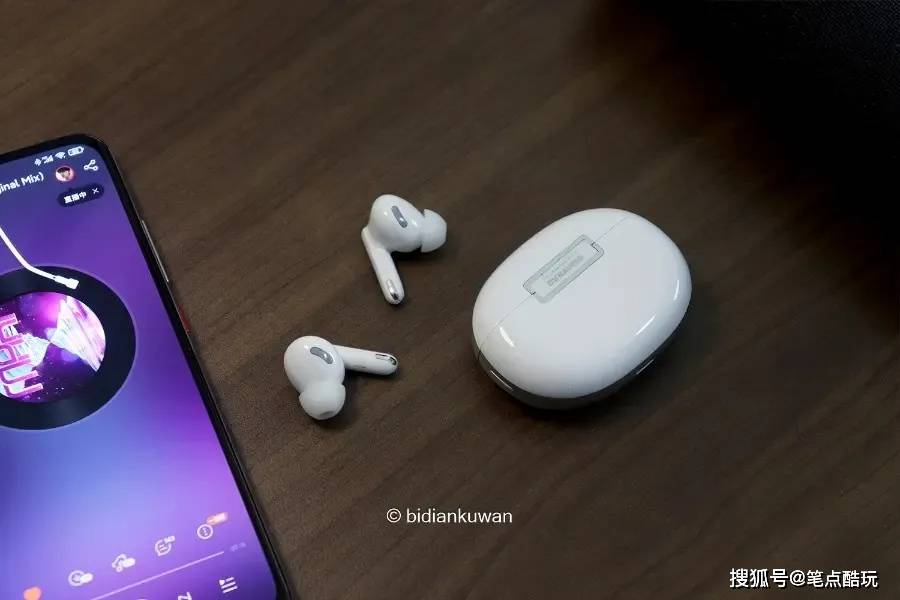 我一直在用了四五年的小米20w无线充电器上放着耳机盒