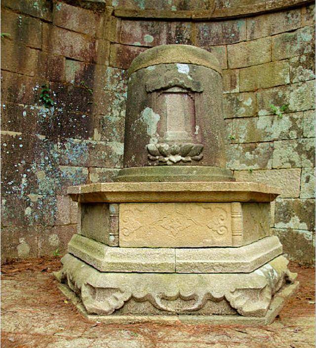 末著名禅师月江正印的文献记载中,月江正印为元代阿育王寺的著名禅师