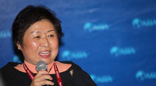 为"收破烂"一个月内暴瘦十斤,终靠此发家,成为中国女首富_张茵_废纸