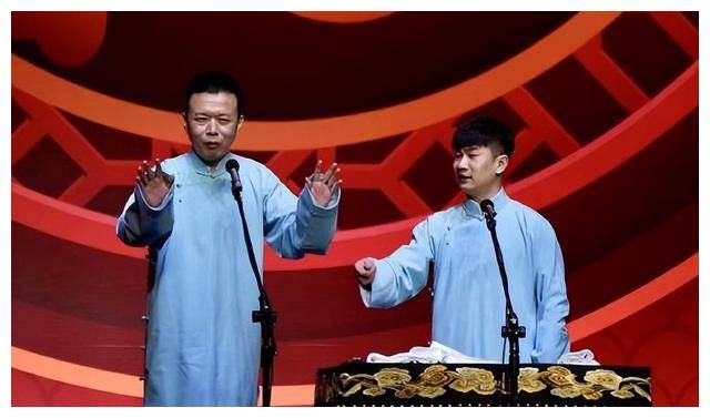 舞台事故不断都能被轻松化解孟鹤堂不愧是德云社的小机灵