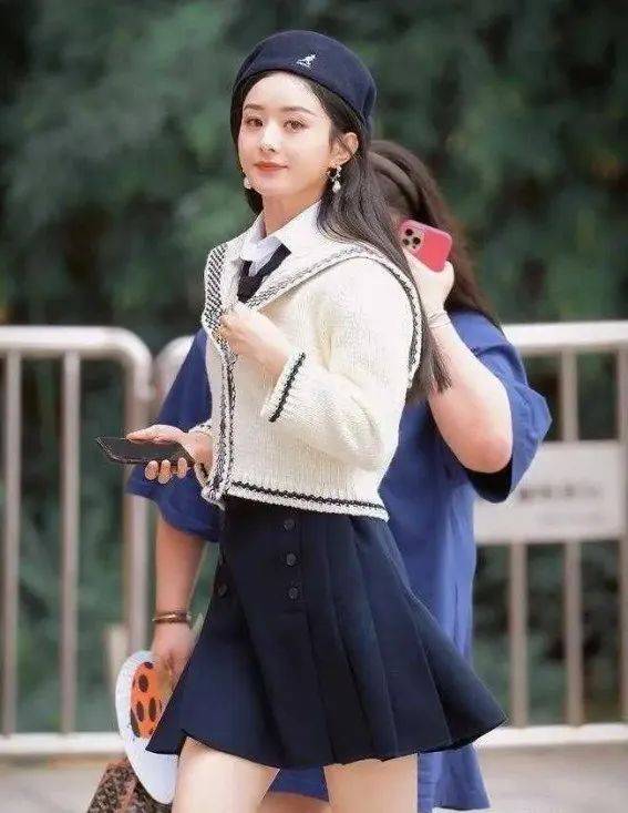原创被赵丽颖的私服惊艳了穿2万6皮衣配2000块发圈又酷又美太高级