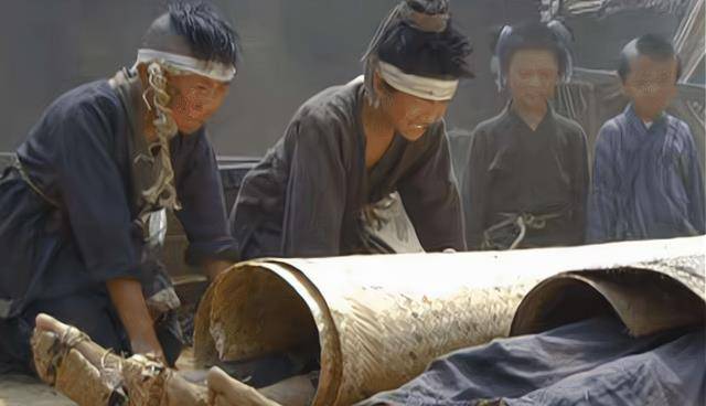 原来元朝至正四年(1344年)朱元璋的爹妈和大哥还有三哥因瘟疫先后去世