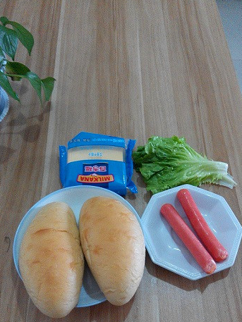 不想做饭那就来个热狗面包简简单单几分钟就能完成超省事的