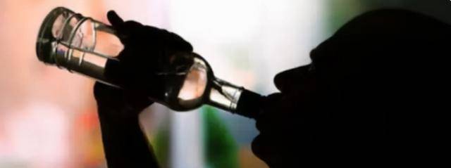 中,张政就是最典型的例子,他在自己十五岁的时候,就跟随父亲学习喝酒
