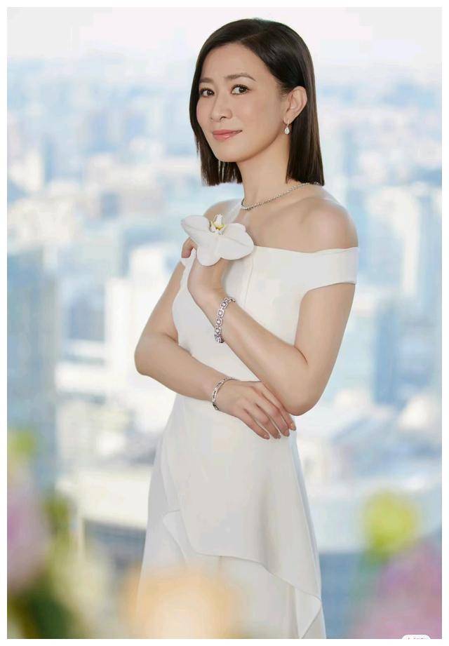 佘诗曼最新近照展现多样风格大胆尝试