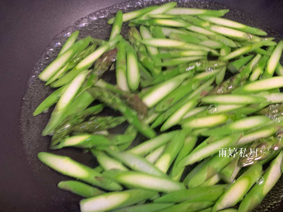 降脂健脑等功效,也为这道菜品加分哦)7,然后下入焯烫过的芦笋片翻炒