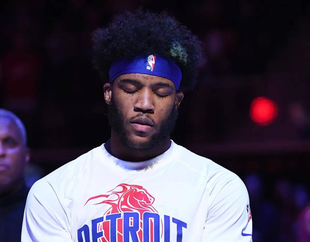 防守端,萨迪克贝身材够敦实,但是横移速度慢,身高有限,弹跳不出众