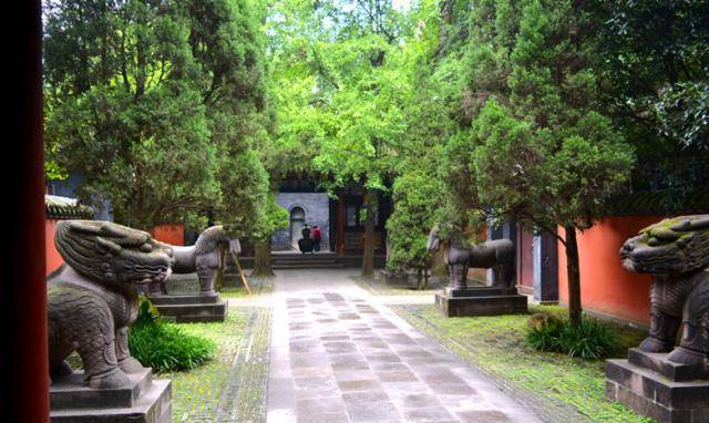 埋葬于四川成都市武侯祠诸葛亮殿之西南侧的惠陵,为诸葛亮亲手设计