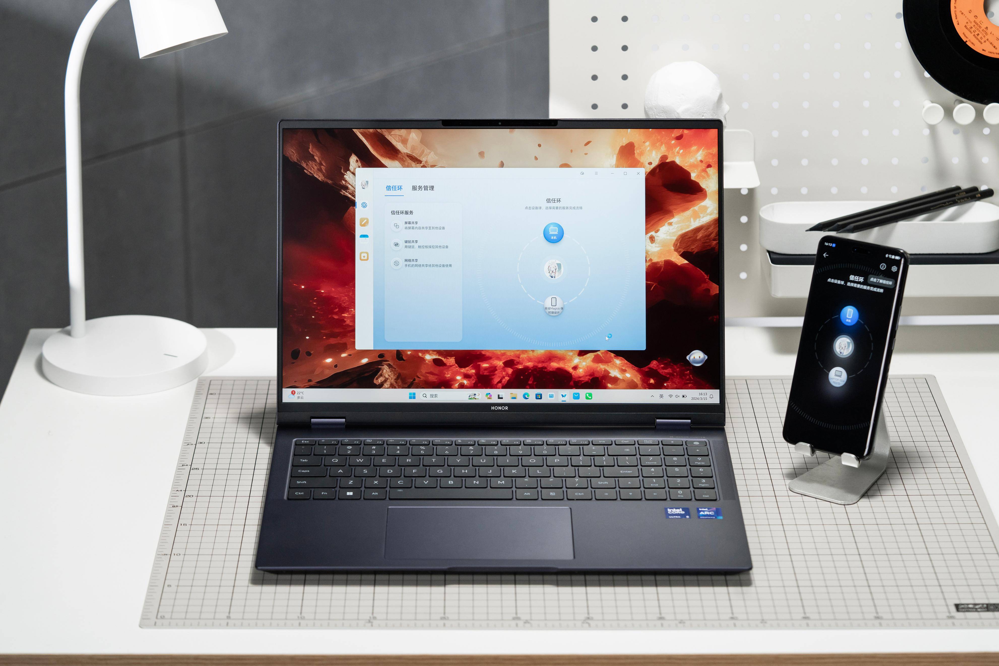 16正面搭载一块分辨率3072*1920像素,226 ppi,165hz的16英寸雾面屏