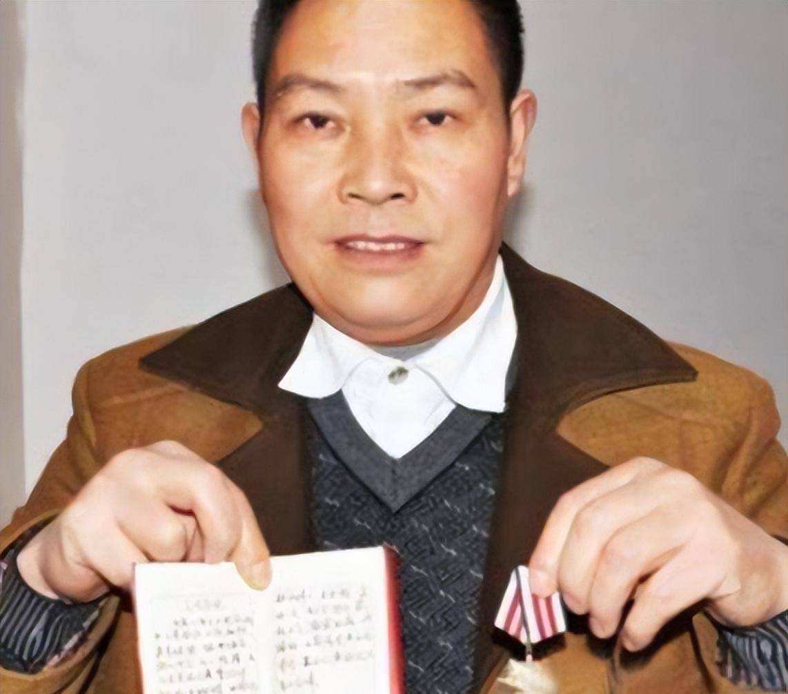 原创中国最悲壮的插旗照老山插旗旗手没有牺牲现在是一名安保