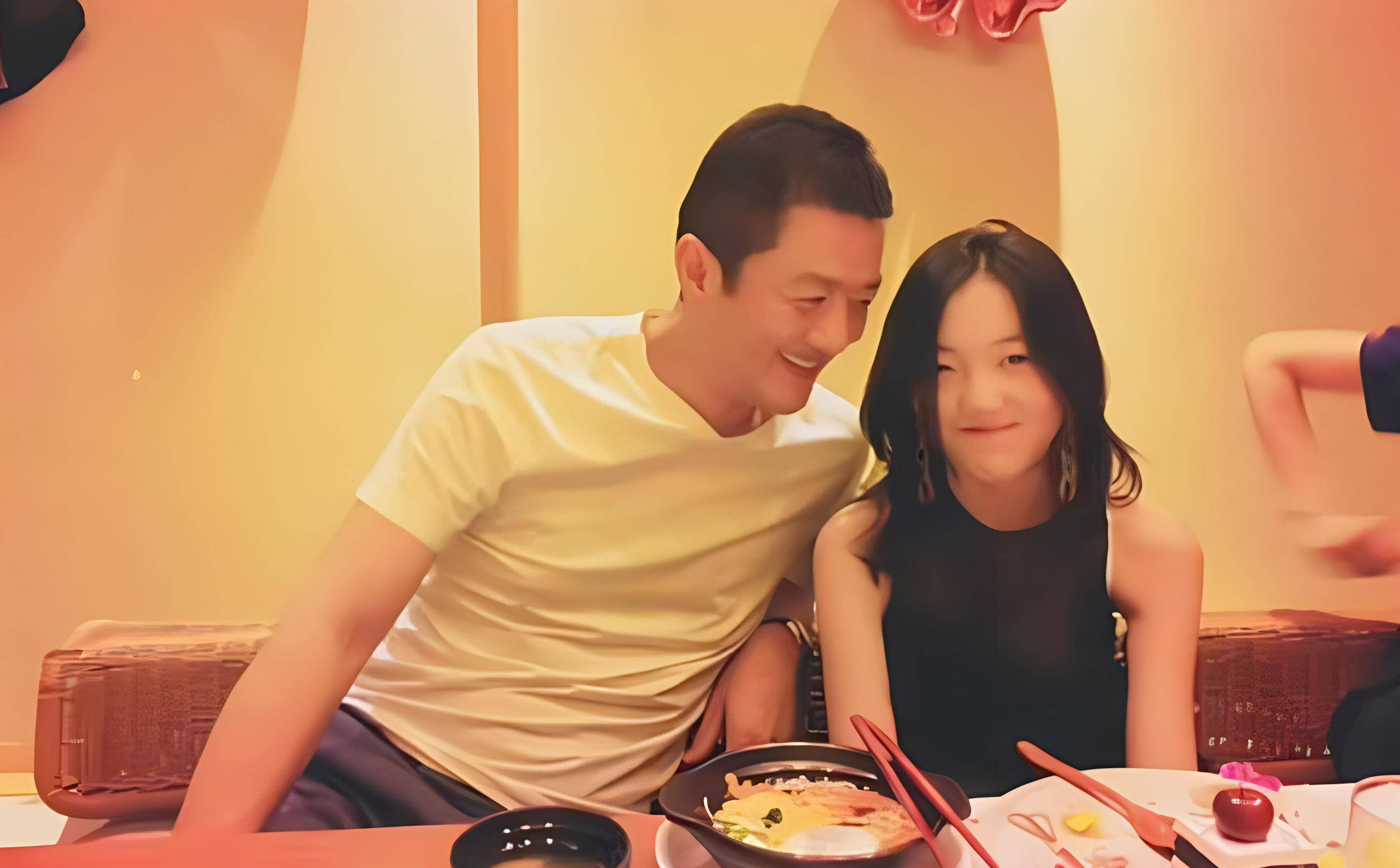 原创17岁李嫣近照大变样嘴唇术后痕迹全无穿皮草戴大耳环显名媛范