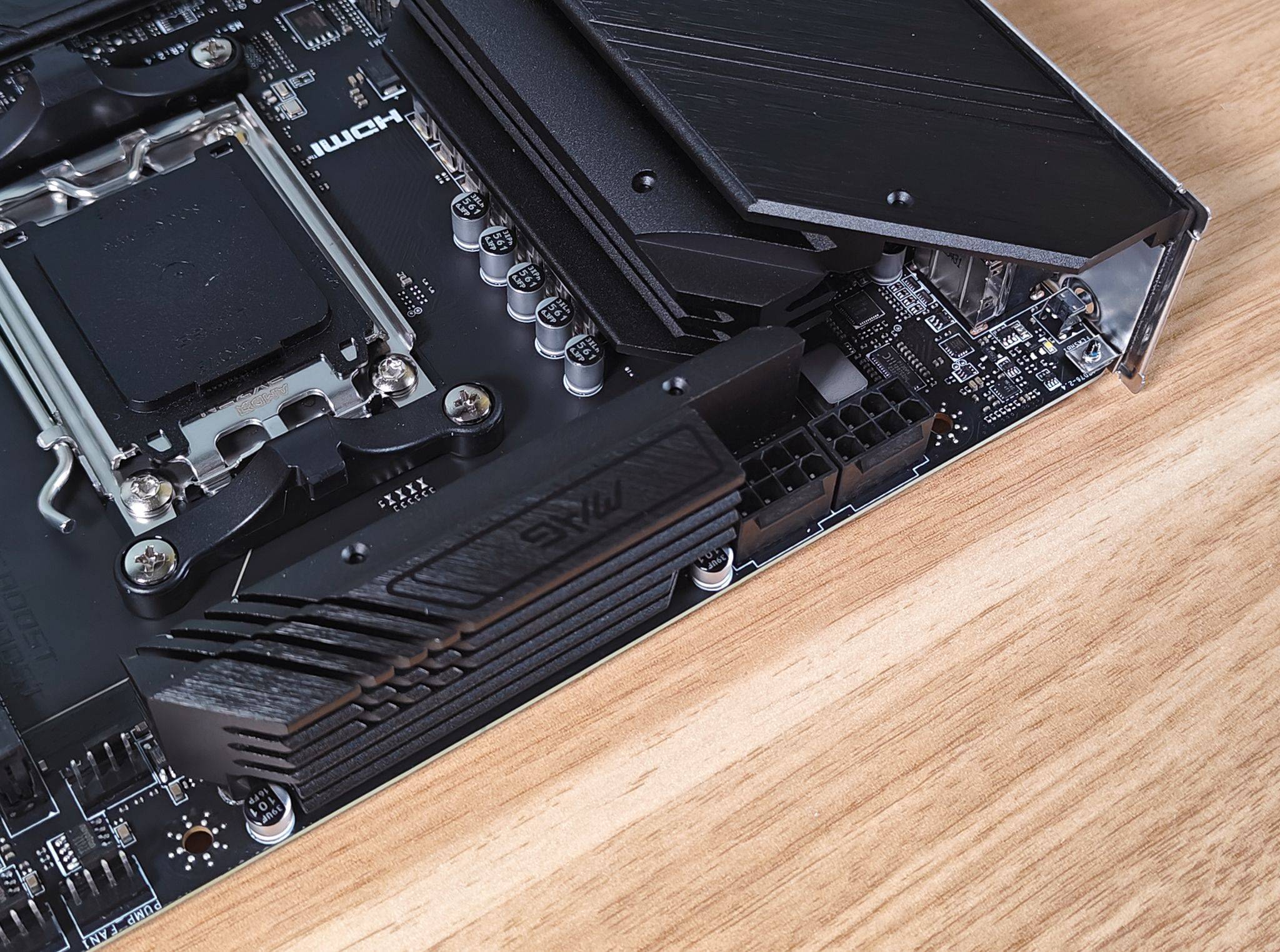 原创干掉独显走向无卡时代amd8700g微星b650m迫击炮实干体验