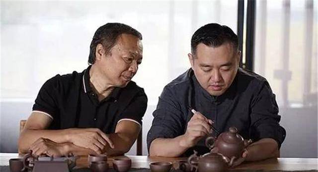 原创乒乓球王子孔令辉现状因追债事件被免职如今赋闲在家卖茶壶