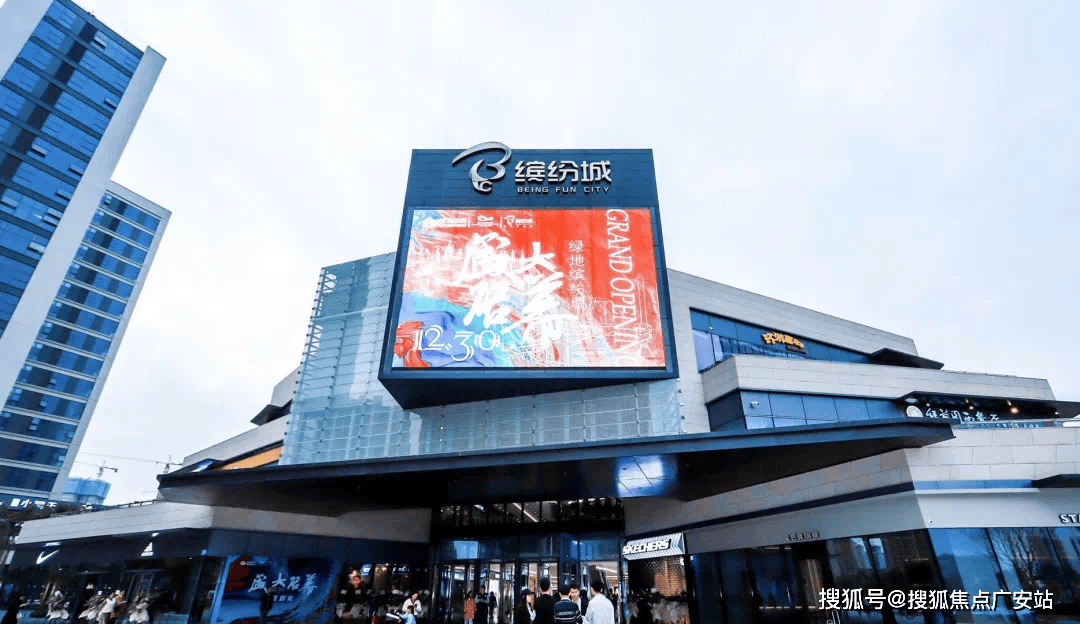 商业综合体有,绿地缤纷城,合景悠方,邻里中心,邻里第二中心以及即将开