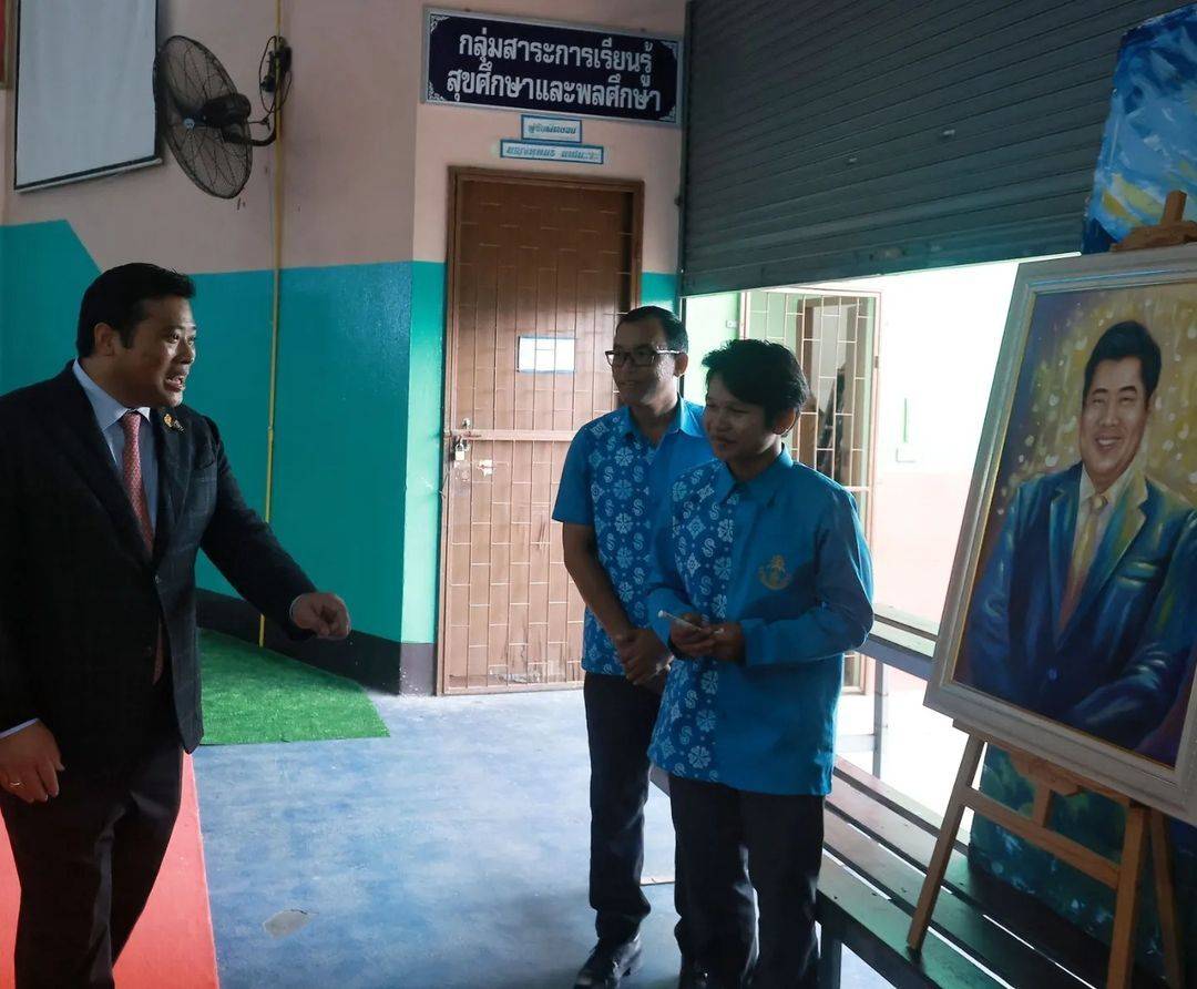 泰王的42岁二儿子又探亲了接待规格更高美国人妻子悬而未决