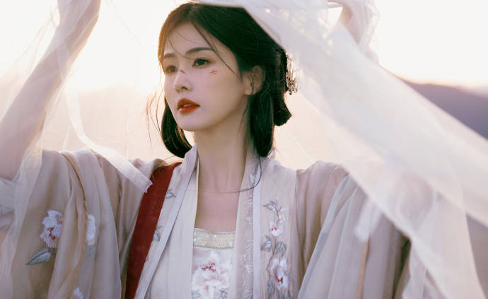 到底是谁说白鹿普？网友：穿上汉服后小说女主有脸了！