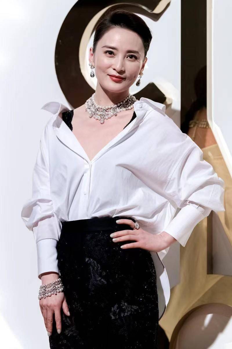 蒋勤勤身材真丰腴穿深v裙领口开到腰差点撑爆性感又迷人