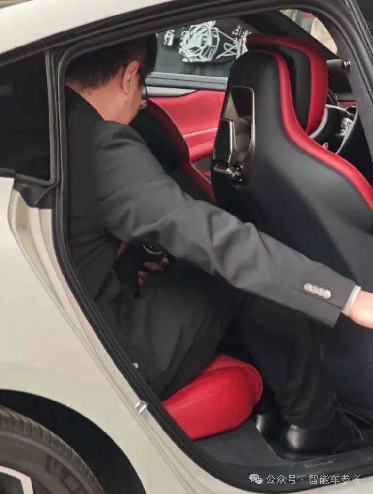 但立刻有眼尖的网友发现,卢总坐在小米su7后排,这姿势怎么看起来这么