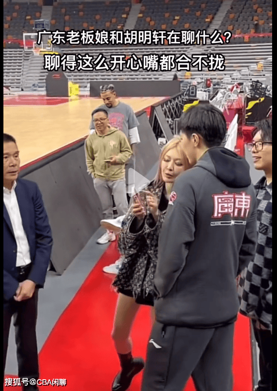 宏远老板老板娘和小胡聊天,吴迪笑颜如花_杜锋_广东_陈浩峰