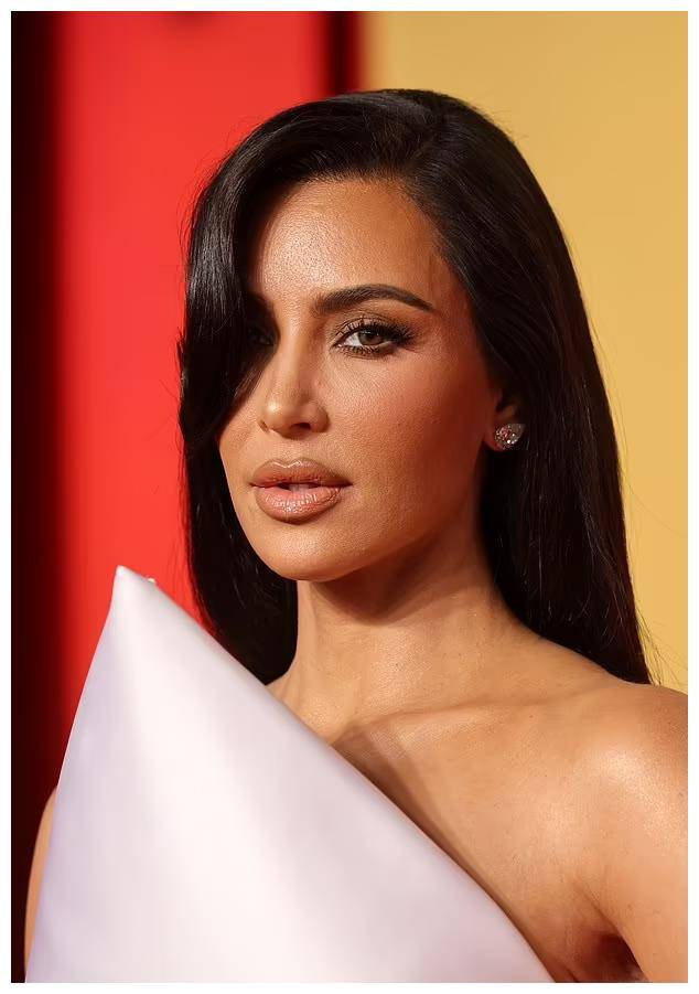 金卡戴珊携新男友参加派对男方小12岁两人约会6个月很低调