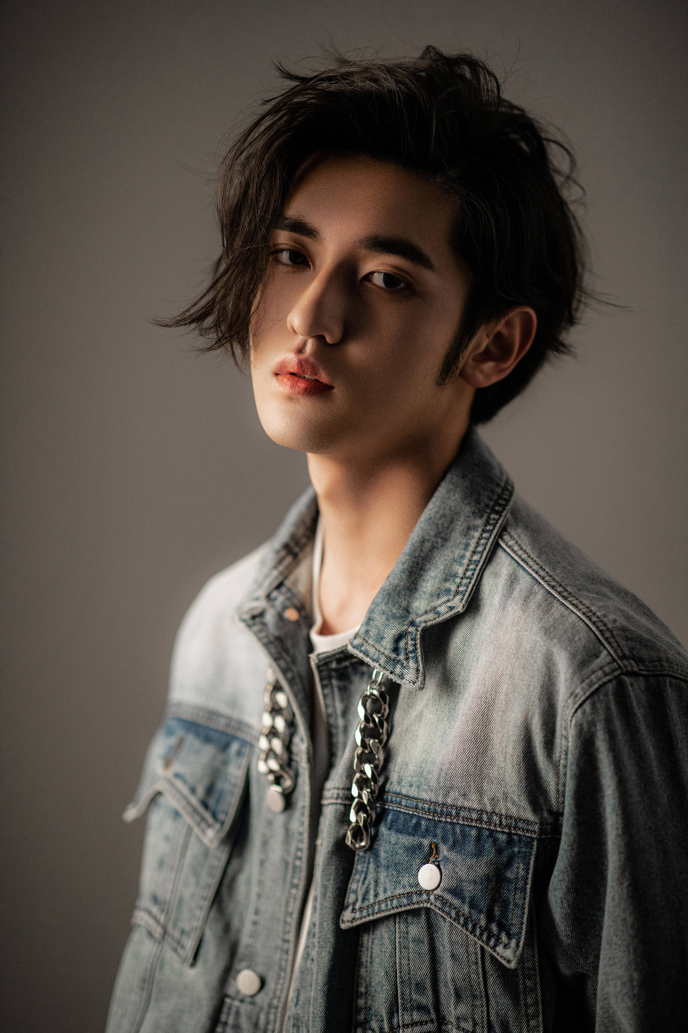 从照片上看,男孩面容清秀,身材高大,身穿卡其色冲锋衣,斜挎黑色腰包