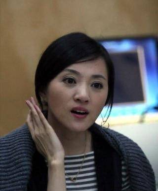 她也因此被人们称作"舞台小品皇后","舞台最美小品女演员".