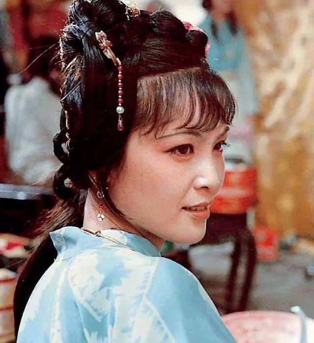 再读《红楼梦》:贾迎春为什么是木头一般的性格?_夫人_贾母_子女