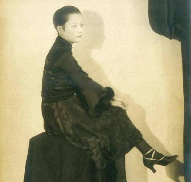 与戏子私奔的第一名媛:狠心送走5个儿女,却缔造了华人顶级豪门_周信芳