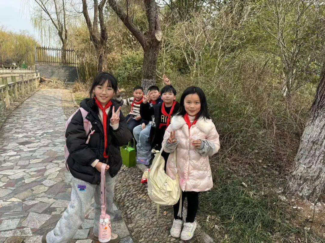 戴南中心小学开展四年级师生踏青活动