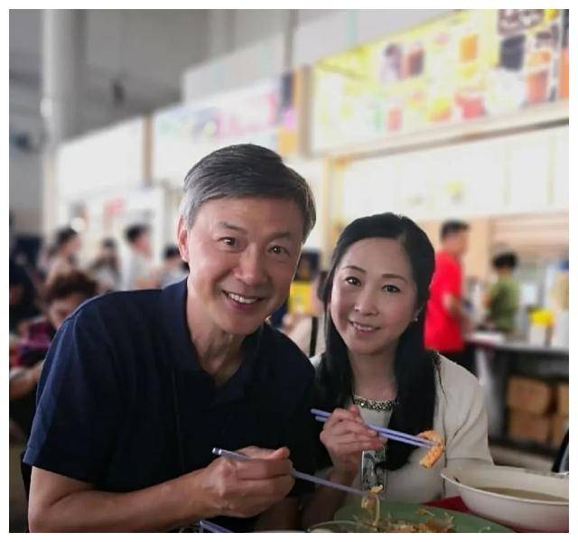 现在的陈荣峻太太吴香伦也在社交网上发文了,她开心地说"我们嫁女了