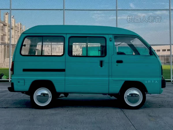 0l排量,手动4挡,5门3排8座,和铃木浪迪一样能装.