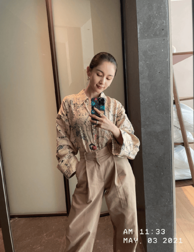 原创34岁王子文恢复单身后的魔法穿搭原来衬衫这么穿也很时尚洋气