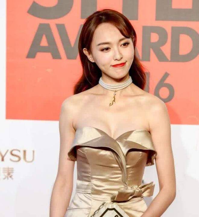 原创当86斤唐嫣撞上104斤柳岩同样的裂缝裙果然还是黑色显瘦