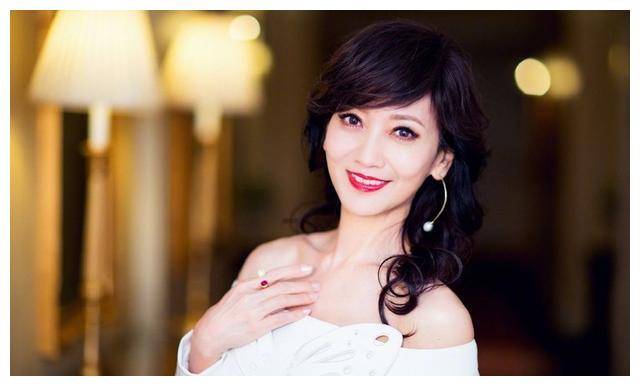 赵雅芝晒合照庆祝70岁网友感叹如父女神秘老公身份曝光