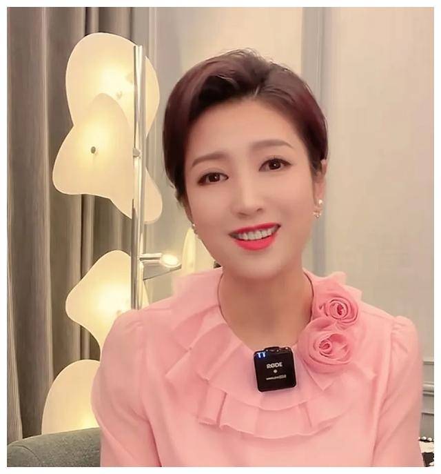 美女主持人春妮评董宇辉读书人的浪漫与幽默您赞同吗