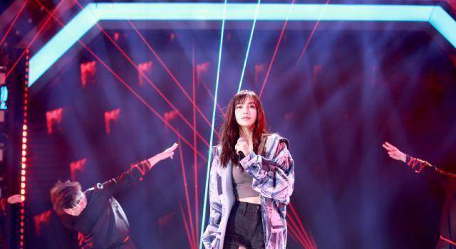 原创原创腿精大军又添新成员杨颖格子外套当裙子配短靴满屏少女感