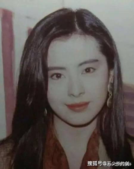 温碧霞是当时的一颗绝世美女,因在电视剧《封神榜》中饰演妲己的角色