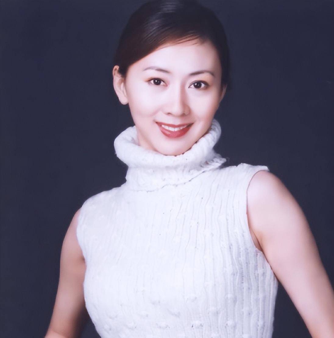 汤加丽:因当"人体模特"被丈夫抛弃,遭父母嫌弃,今45岁还单身