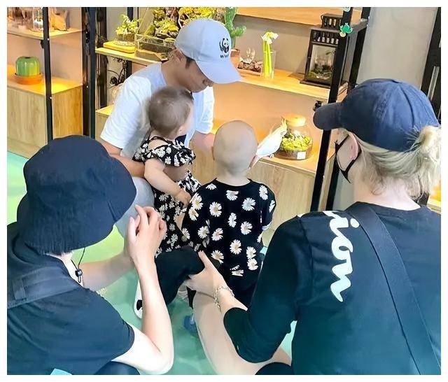 撒贝宁独自带龙凤胎旅行背囊压弯了腰温暖又狼狈