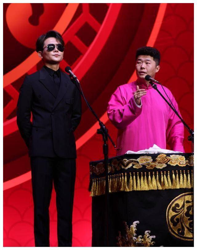 在这次上海专场上,孟鹤堂和周九良联手为观众演绎了《大保镖》,《爆竹