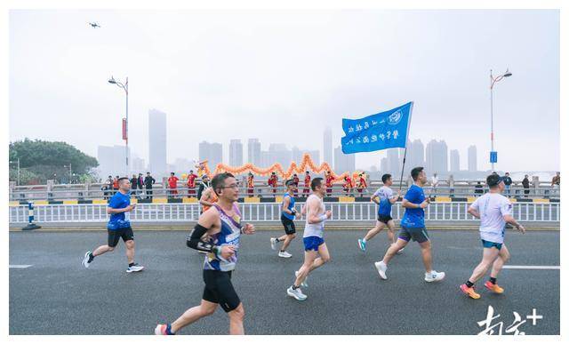 惠州马拉松点燃热情本土选手陈华威摘得桂冠助跑佳绩闪耀